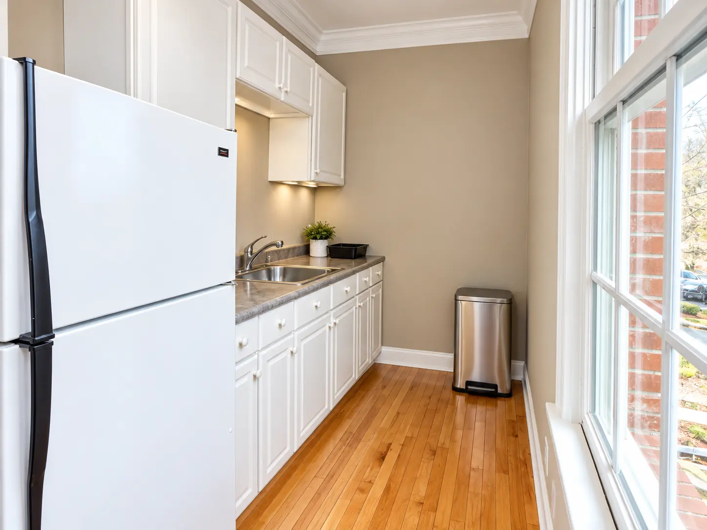 Shared Kitchenette for Tenants Shared kitchenette with microwave and counter at Easy Office Suites